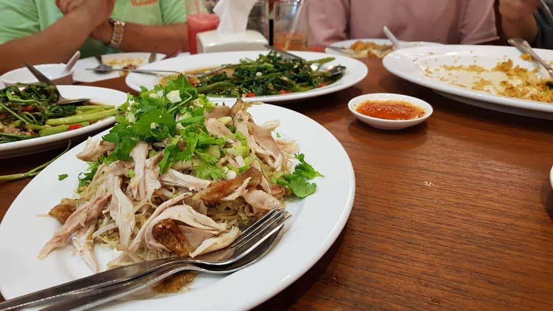 ホン・ソクチョンさんのインスタグラム写真 - (ホン・ソクチョンInstagram)「#방콕 #bkk 마지막저녁식사는 역쉬 #짠펜레스토랑 #chandrphen 72년된 태국차이니스 식당.  만찬의끝. 넘 맛있게. 배부르게. 행복하게. ㅎㅎㅎㅎ #왁스 #이기찬 #박민혁세프」8月6日 0時06分 - tonyhong1004