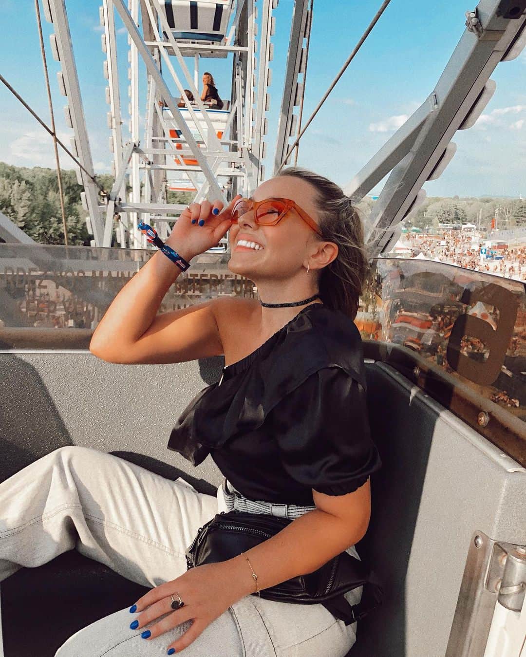 のインスタグラム：「mercury is finally out of retrograde and I am LIVING 🎡💥👏🏻」