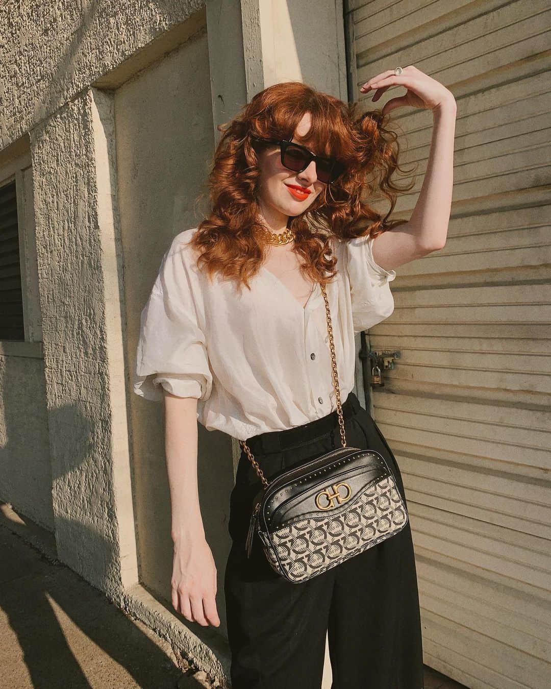 ジェーン・アルドリッジのインスタグラム：「I went in search of the perfect black trousers and found these 70s @annekleinofficial Donna Karan era pants. They are just perfect 👍 like something Lemaire would do now. Logo mania bag is @ferragamo 😍👋」