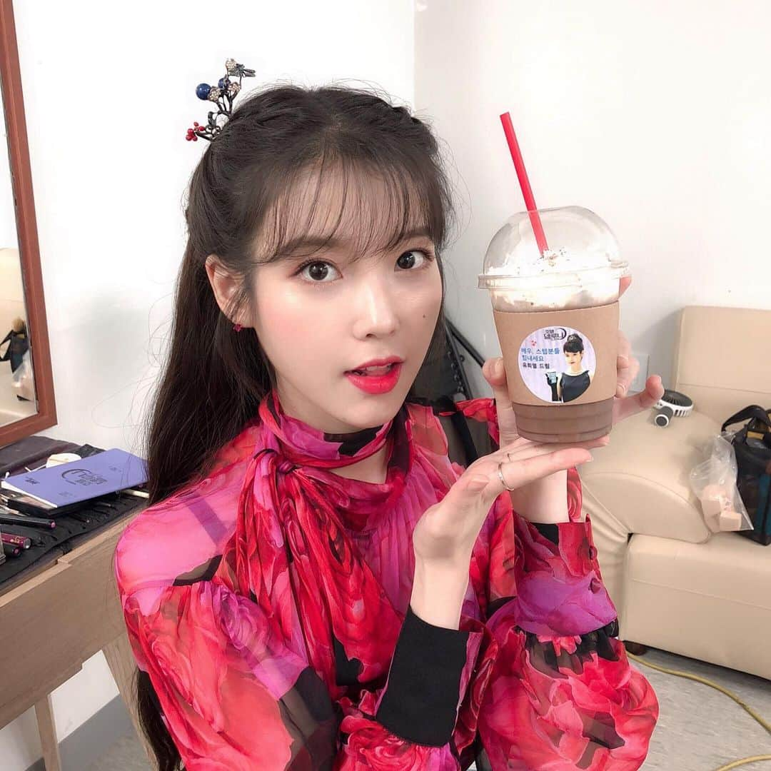 IUさんのインスタグラム写真 - (IUInstagram)「희열삼촌 짱짱짱짱짱!!! ❣️❣️❣️ #호텔델루나 #유희열짱」8月6日 0時10分 - dlwlrma