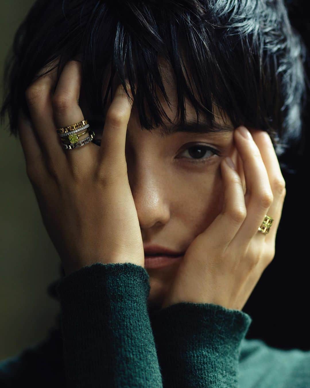 長山一樹のインスタグラム：「eclat 9月号 「大人の重ねづけ」セオリー @eclat.magazine  Model @ririanono  Stylist @misaking77  Hair @jg510  Make @tomohiro1820  #eclat #jewelry #portrait #hasselblad #h6d #kazukinagayama #長山一樹」
