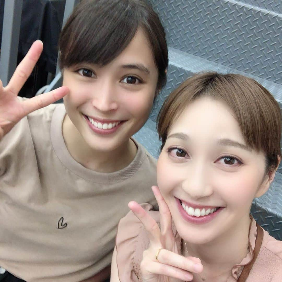 はいだしょうこさんのインスタグラム写真 - (はいだしょうこInstagram)「毎日、集中〜😀✨ 三谷幸喜さん、作・演出の、 「愛と哀しみのシャーロックホームズ」 ただいま、絶賛お稽古中です‼️😆✨ １つの事に集中すると、 それしか、出来なくなっちゃう私だから😅💦 なかなかインスタも更新出来なくてごめんなさい😅💦🙇‍♀️ お写真は、 今回、初共演の 「広瀬アリス ちゃん☺️💕」と😆✨ とっても気さくで、 可愛い子ちゃーん‼️😆✨ ひとまわり以上違うけど🙄  可愛い妹ができたー‼️😆✨ わーい‼️😆✨ 動画は、こんな感じで、 じゃれあってマフ😁😏✨ わたくし、 お芝居だけの舞台ははじめてだから、 毎日、色々な事に葛藤したり、不安になったりしているけれど、 とにかく、三谷さんに付いて行きます‼️😌✨ そう決めたのだっ‼️😆✨ #三谷幸喜 さん #愛と哀しみのシャーロックホームズ #世田谷パブリックシアター  #柿澤勇人 くん #広瀬アリス  ちゃん #佐藤二朗  さん #八木亜希子  さん #横田栄司 さん #迫田孝也  さん #はいだしょうこ  音楽・演奏  #荻野清子  さん  #三谷さんは素晴らしい。。。🥺 #共演者の皆さんもステキすぎる☺️ #驚く事が、感じる事がいっぱい‼️😌✨ #色んなジャンルからの化学反応✨ #出演させて頂けるありがたさ🥺 #やるっきゃない😆✨」8月6日 0時19分 - haida_shoko