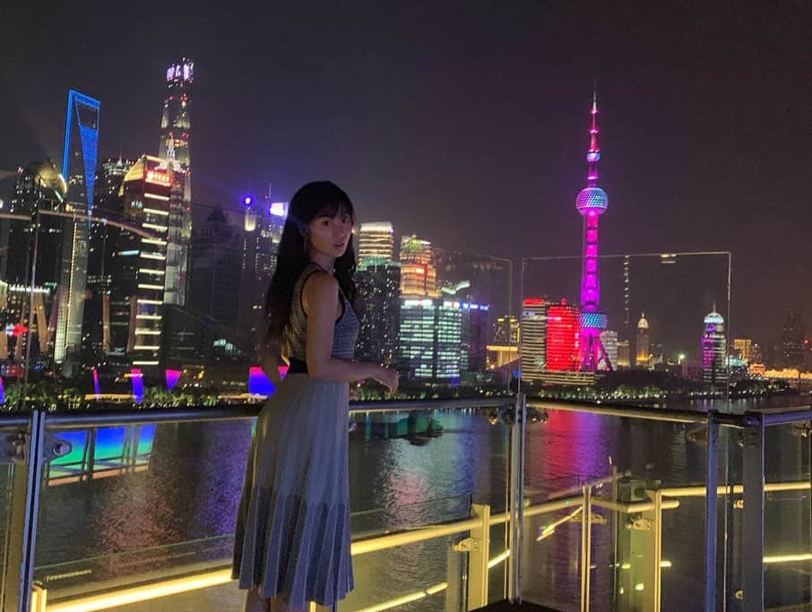 伊藤愛梨さんのインスタグラム写真 - (伊藤愛梨Instagram)「初めての上海の夜景🌃 有名なところらしい！地名はなんて読むのか忘れてしまった💦 とっても素敵なムーディな夜…🍸だったのに この後会計の時にチャウチャウは定員さんに部屋番号間違えてないか聞かれる🤗 . . . . . . . . . . . . .  #上海 #中国 #外灘  #夜景 #旅行 #海外旅行 #街角 #街並み #上海旅行 #アジア旅 #散歩 #waitan  #お尻 #尻トレ #尻  #shanghai #china #architecture #europeanarchitecture #travel #travelgram #asia #カクテル #banyantreeshanghai #🍸 #じるすちゅあーと #jillstuart」8月6日 0時12分 - ilovely1007_