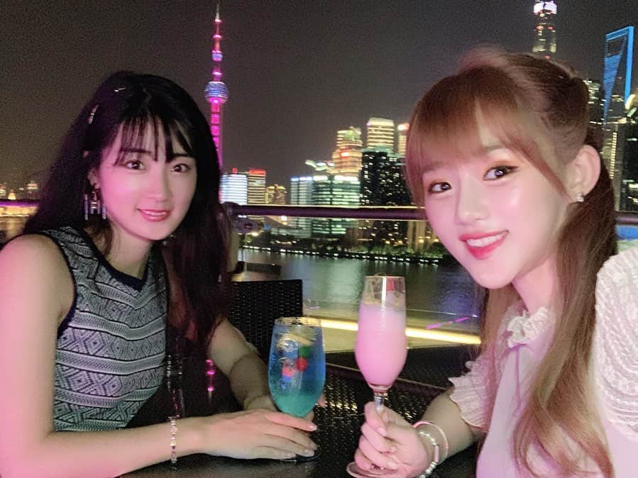 伊藤愛梨さんのインスタグラム写真 - (伊藤愛梨Instagram)「初めての上海の夜景🌃 有名なところらしい！地名はなんて読むのか忘れてしまった💦 とっても素敵なムーディな夜…🍸だったのに この後会計の時にチャウチャウは定員さんに部屋番号間違えてないか聞かれる🤗 . . . . . . . . . . . . .  #上海 #中国 #外灘  #夜景 #旅行 #海外旅行 #街角 #街並み #上海旅行 #アジア旅 #散歩 #waitan  #お尻 #尻トレ #尻  #shanghai #china #architecture #europeanarchitecture #travel #travelgram #asia #カクテル #banyantreeshanghai #🍸 #じるすちゅあーと #jillstuart」8月6日 0時12分 - ilovely1007_