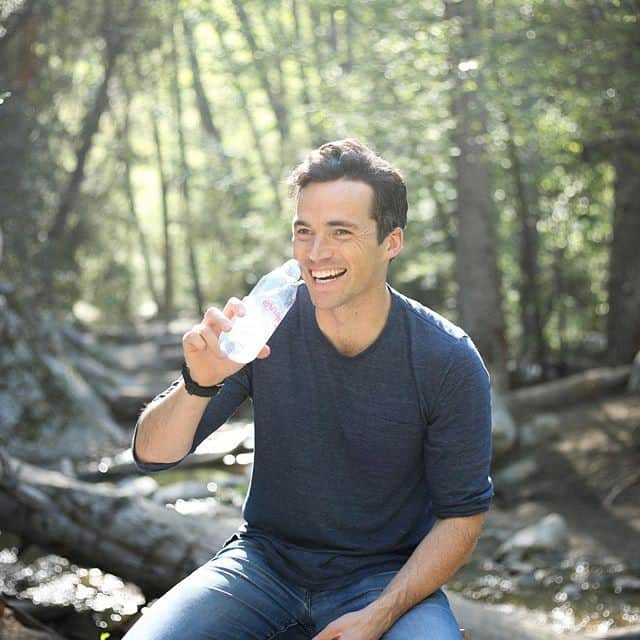 evianさんのインスタグラム写真 - (evianInstagram)「What are your tips to relieve stress and reconnect with your innerself? Are you a hiking fan like @ianmharding ? Let us know below 👇 #evian #Liveyoung #Stayhydrated」8月6日 0時16分 - evianwater