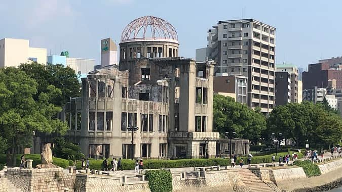 楪望さんのインスタグラム写真 - (楪望Instagram)「今日で広島に原爆が投下されてから74年目を迎えました。  1945年8月6日。 一発の原子爆弾が人々の暮らし、笑顔、幸せ…すべてを奪い去りました。  昭和の時代に起きた悲劇。時は流れ、平成、そして年号は新たになり、令和の時代に。  被爆者の平均年齢は82歳を超え、原爆を知る人たち、被爆者の方々は年々少なくなっています。 8月6日が何の日かさえ知らない若者たちが出てきていて、「継承」という課題に直面しています。  今日は午前8時から原爆死没者の霊を慰め、恒久平和の実現を祈念する平和記念式典が行われます。  去年に続き、AbemaTVのAbemaNewsチャンネルにて、式典の模様をお届けさせていただきます。  先日、地元広島に帰り、沢山の方々の思いに触れる機会をいただきました。 今の私たちにできること。私たちが後世に伝えていかなくてはならないこと。 どのように核兵器のない世界を作っていくのか。  令和の時代になり、世界的に安全保障の環境に厳しさが増している今、被爆国としてどう行動していくか、改めて考える一日にしたいです。  8月6日(火)7:40 〜 9:00 AbemaNewsにて、お伝えします。 ぜひご覧ください。 #abematv #abemanews #平和記念式典 #広島 #ヒロシマ #hiroshima #原爆 #平和 #peace #atomicbombdome #平和記念資料館 #74年目 #8月6日 #8時15分」8月6日 0時23分 - nozomi_yuzuriha_official