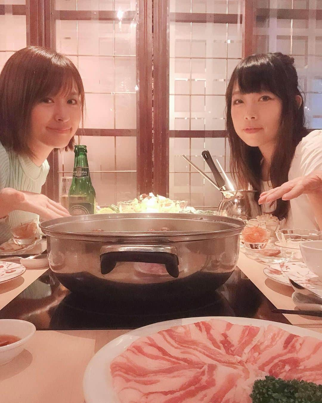 尾崎愛のインスタグラム：「先日久々に薬膳火鍋へ🥘 どうしても食べたい一品があり、 「あの、引っ張ると中の麺がビヨ〜ンて伸びる...」と身振りで伝えると😅店員さん 流暢な日本語で、あれは「金絲恋餅(チンスーレンピン)」という台湾のお菓子だが、作れる方がいなくなってしまいもうメニューにないのだと教えてくれました😭 写真がなくて分かりづらいですがσ(^_^;)そのままでも、スープに入れても美味しかったので残念！ かの豆源エッグクラッカーの悲劇再び...😹😹😹 #天香回味 #赤坂 #台湾 #火鍋 #薬膳 #鍋 #スープ #漢方 #ヘルシー #美味しい #グルメ #金絲恋餅食べたい #taiwan #food #hotpot #photooftheday」