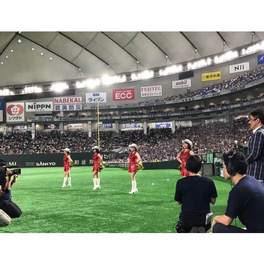 鴻上久美子さんのインスタグラム写真 - (鴻上久美子Instagram)「・ 7月29日は東京ドーム、サントリードリームマッチで踊りました⚾️🎶 サントリーさんのご招待で埋められた4万人の客席✨選手の皆様はプロ野球OB選手の方々⚾️豪華✨始まる時にプシューッって、お客さん（選手の方々も）みんなで乾杯🍺✨されていました✨ 東京ドーム⚾️モルツに関してはかつて大沢親分がいらした頃や、日ハム東京ドーム時代にも踊っていたので久〜し振り😆やっぱりめちゃめちゃ楽しかったし嬉しかったし最高でした⚾️✨お声掛け下さった先生、一緒に踊って下さったプレモルガールの皆様、ドームの皆様、客席の皆様、どうもありがとうございました✨終わった後はポッカーンって寂しかったけど、またレッスン行くぞい❗️ ・ #suntory  #サントリー #サントリードリームマッチ #サントリードリームマッチ2019 #東京ドーム #野球 #プロ野球 #baseball  #岩ちゃん こと #岩本勉 さん #始球式 は #石原さとみ さん あ、#パンチ佐藤 さんに久しぶりに会いました😊 #プレモル #モルツ #プレモルガール #ビール #beer #ダンス #dance #YMCA は、一塁で踊ったよ 赤い4人は一番左さ〜 #LINELIVE #日テレジータス  #abema #abematv  #Twitter #YouTube」8月6日 0時25分 - kumikougami