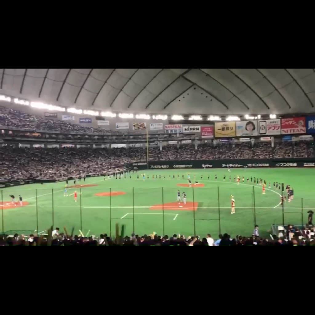 鴻上久美子さんのインスタグラム写真 - (鴻上久美子Instagram)「・ 7月29日は東京ドーム、サントリードリームマッチで踊りました⚾️🎶 サントリーさんのご招待で埋められた4万人の客席✨選手の皆様はプロ野球OB選手の方々⚾️豪華✨始まる時にプシューッって、お客さん（選手の方々も）みんなで乾杯🍺✨されていました✨ 東京ドーム⚾️モルツに関してはかつて大沢親分がいらした頃や、日ハム東京ドーム時代にも踊っていたので久〜し振り😆やっぱりめちゃめちゃ楽しかったし嬉しかったし最高でした⚾️✨お声掛け下さった先生、一緒に踊って下さったプレモルガールの皆様、ドームの皆様、客席の皆様、どうもありがとうございました✨終わった後はポッカーンって寂しかったけど、またレッスン行くぞい❗️ ・ #suntory  #サントリー #サントリードリームマッチ #サントリードリームマッチ2019 #東京ドーム #野球 #プロ野球 #baseball  #岩ちゃん こと #岩本勉 さん #始球式 は #石原さとみ さん あ、#パンチ佐藤 さんに久しぶりに会いました😊 #プレモル #モルツ #プレモルガール #ビール #beer #ダンス #dance #YMCA は、一塁で踊ったよ 赤い4人は一番左さ〜 #LINELIVE #日テレジータス  #abema #abematv  #Twitter #YouTube」8月6日 0時25分 - kumikougami