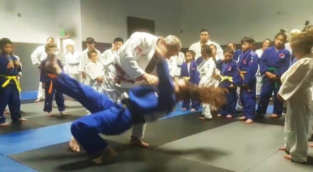 マルティ・マロイのインスタグラム：「My weekend in a nutshell 🤣. Thank you to the 'Voice of Judo' and #GreatBritain #WorldChampion @neiladamsjudo for letting me be your #uke during your kids seminar at @chuckjeffersonjudo yesterday!😲🤗🌟 .  #honored #childhoodhero #judo #neiladams #neiladamsjudo」