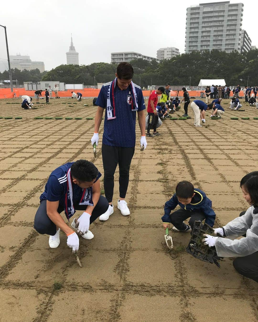 吉田麻也さんのインスタグラム写真 - (吉田麻也Instagram)「6月末にボランティアの方々と植えた芝の苗が1ヶ月でこんなにも成長しました！自分が植えた芝のピッチでプレー出来るなんて素敵やん！#JFA夢フィールド」8月6日 6時08分 - mayayoshida22