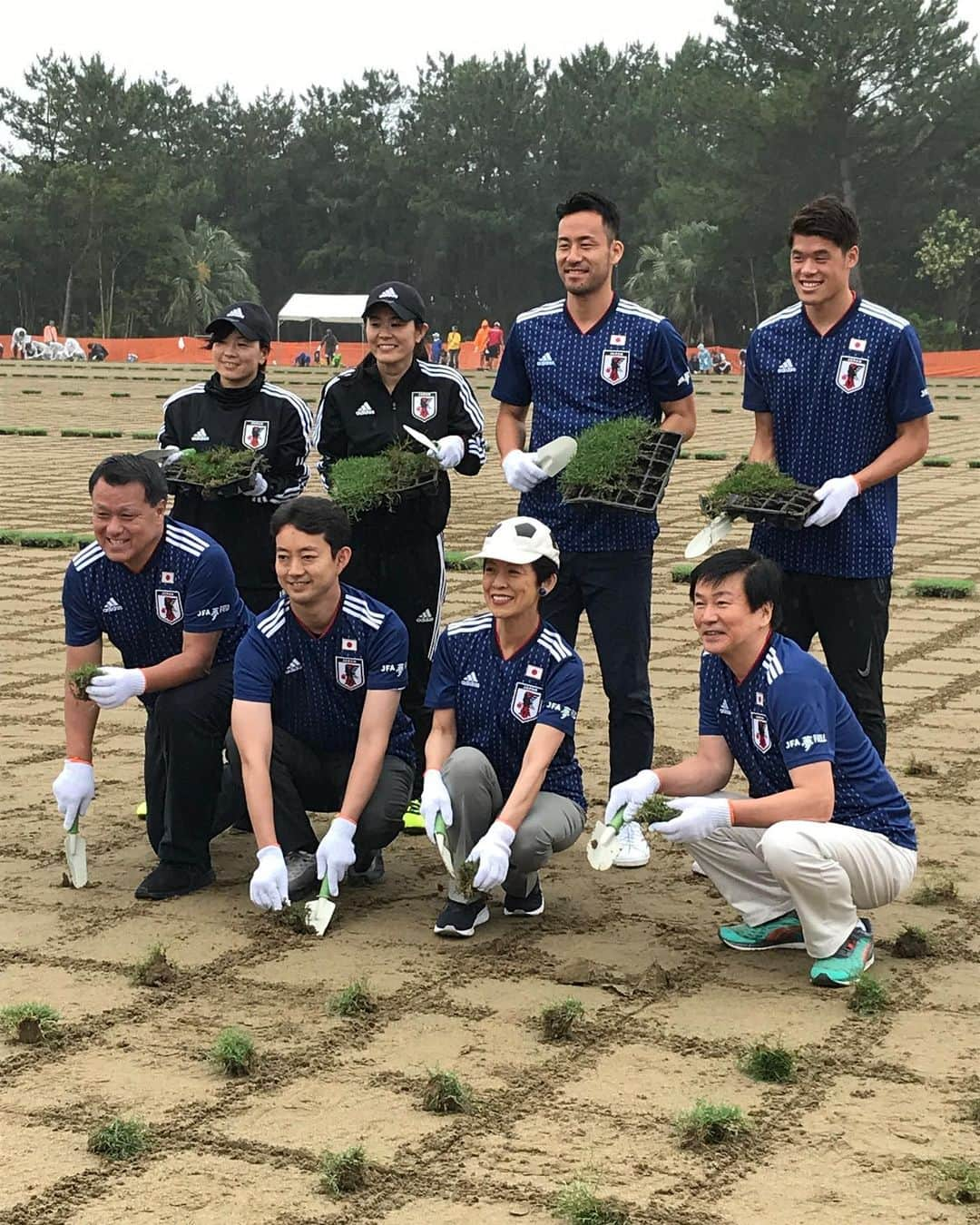 吉田麻也さんのインスタグラム写真 - (吉田麻也Instagram)「6月末にボランティアの方々と植えた芝の苗が1ヶ月でこんなにも成長しました！自分が植えた芝のピッチでプレー出来るなんて素敵やん！#JFA夢フィールド」8月6日 6時08分 - mayayoshida22