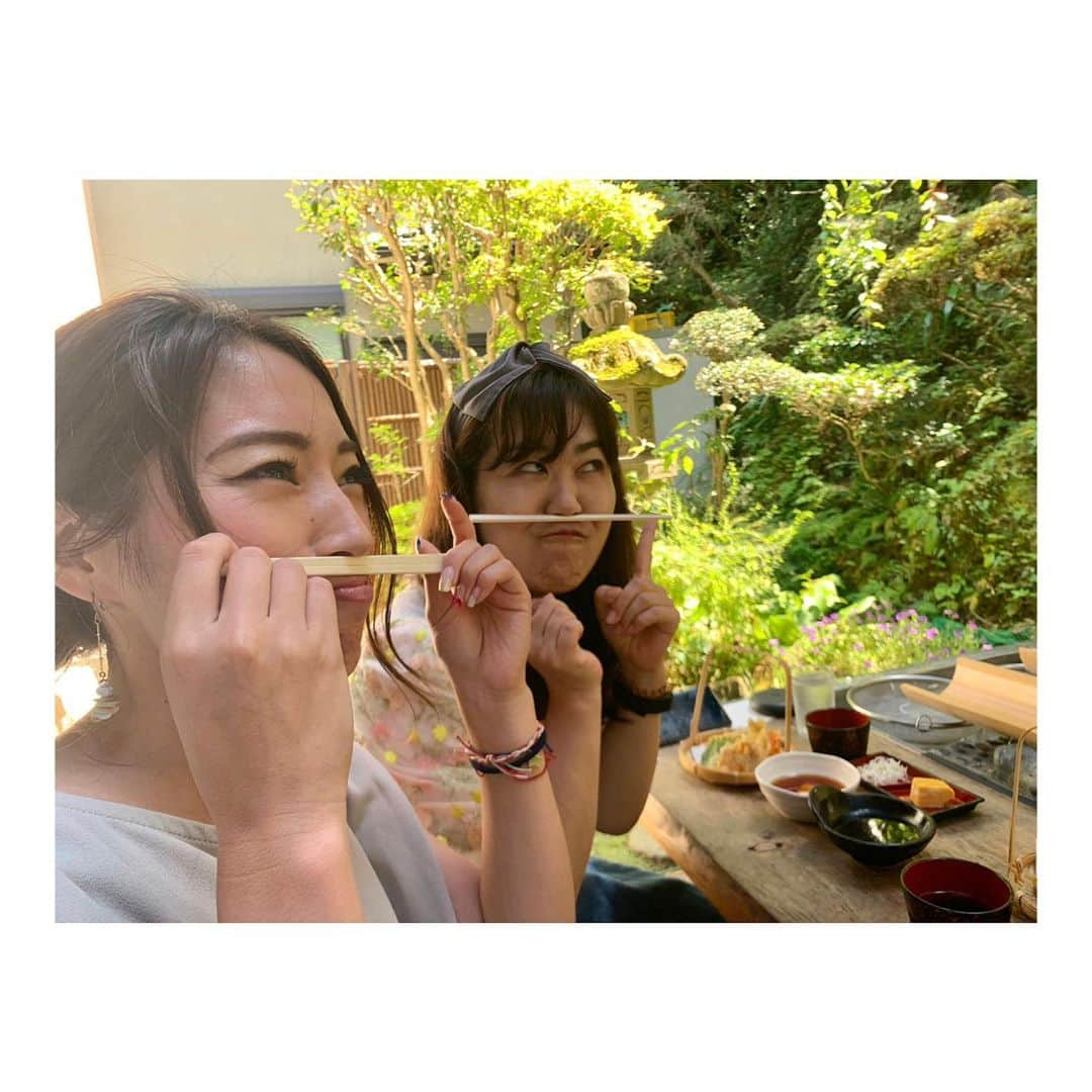 峰麻美さんのインスタグラム写真 - (峰麻美Instagram)「『なんか夏らしいことしよう！』をテーマに、1ヶ月以上前から計画してようやく実現した流しそうめん🤣笑  めちゃくちゃ暑かったけど楽しかったーー‼️笑  結局何してもいつも楽しいいつメン🥺  #summer #japan #nippon #鎌倉 #流しそうめん #いつメン #遅めの誕生日 #誕プレが富士山グッズ #登ったことないのに #登れなかったのに #あてつけのように富士山グッズ #麻美ポーズ #流行らせたい」8月6日 0時46分 - asaaaaami.0702