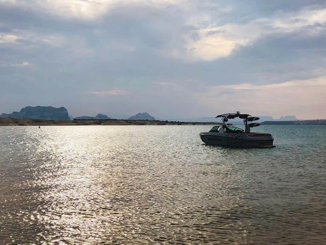 ケン・ブロックさんのインスタグラム写真 - (ケン・ブロックInstagram)「Epic morning view of my Supra on Lake Powell, from the window of our Momentum toy hauler. Puts my mind in a “happy place.” #lakelife #LakePowell」8月6日 0時44分 - kblock43