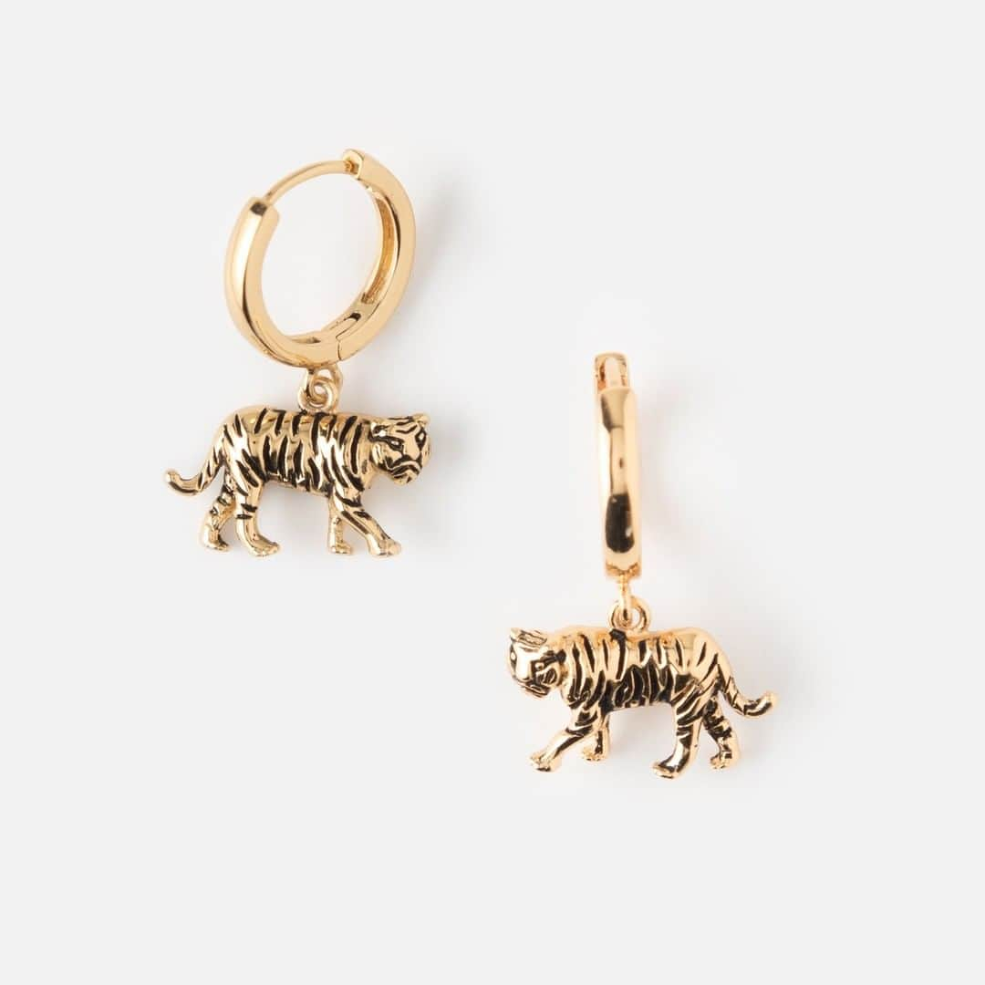 オレリアさんのインスタグラム写真 - (オレリアInstagram)「Find your wild side! Featuring a fierce tiger charm attached to our signature gold huggie hoops, add some fun to your look with pieces from our wild paradise collection! 🐅⁠ ⁠ #oreliajewellery #huggiehoops #tigerearrings #wildparadisecollection」8月6日 0時55分 - oreliajewellery