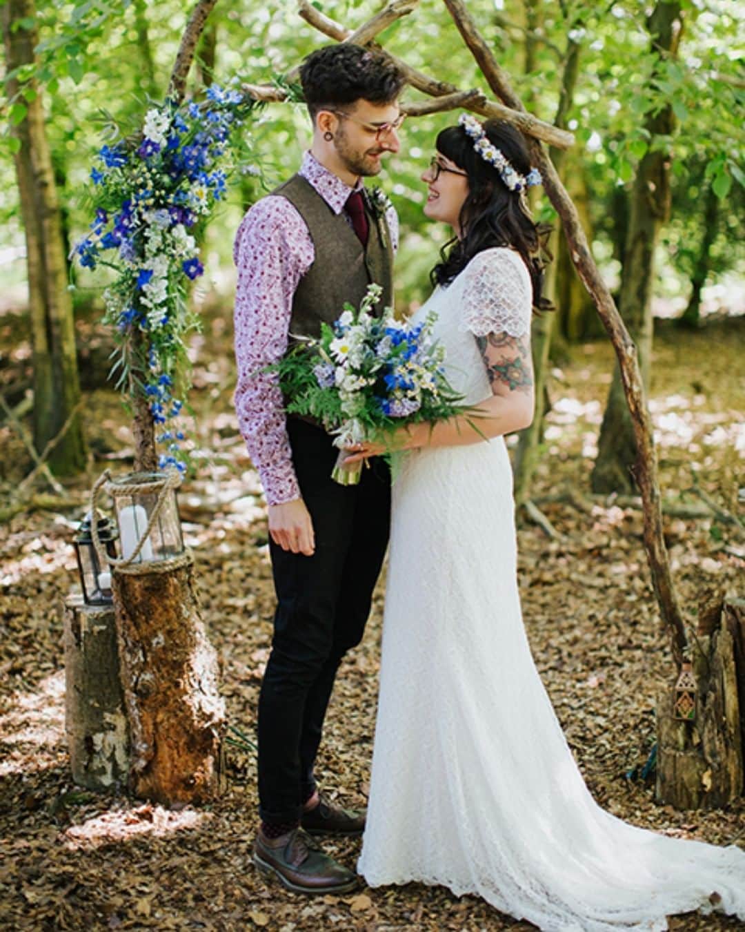 のインスタグラム：「"I really wanted a relaxed, vintage feel to my dress and something with a bit of lace, I would come out in sweats going near a high street bridal shop with big meringue dresses and pressure to buy, I came across Indiebride London on Instagram and loved the style of the dresses and the boho chic vibe they gave off." We love Mel and Lewis's magical forest wedding full of surprise details 😍 Click the link in bio to read their wedding story and see more pictures on our blog now. Guess who made the rings?! 💍  #weddingdresses #bridaldresses #bridal #alternativewedding #weddings2019 #weddingispiration #weddings #ethicalweddingdress #sustainablewedding #sustainableweddingdress #handmadeweddingdress #ethicalwedding #indiebridelondon #handmadeweddingdress #vintageinspiredweddingdress #festivalbride #barnwedding #forestwedding #bohemianwedding #bohemianweddingdress #bohoweddingdress #bohowedding #laidbackwedding #diywedding #londonwedding #ukwedding #rusticwedding #summerwedding #magicalwedding」