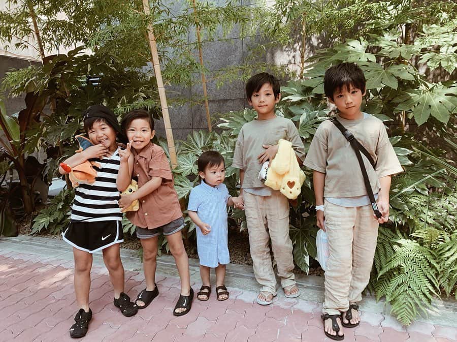 のインスタグラム：「私の急なお誘いに付き合ってくれた、 @makincoa と @ayaya315 ❤️ ママ3人に対して、男6人👶🏻👶🏻👦🏽👦🏽👦🏽👦🏽 まとめれるわけがない。 めっちゃ暑いし。 なので、サクッとlunchしたらお家に移動して、ママ達ゆっくり(?)おしゃべりさせてもらいました😊 イケメン双子くん、こんっっっなにカッコいいのに赤ちゃんのお世話好き！ もう、抱っこしてもらったり、遊んでもらってる次男がうらやましすぎた。←おい。 当然写真載せきれなかったのでblogの方にも動画とかアップしました❤️ ・ ・ ・ #ポケダチ #男祭り #男の子ママ #全員男 #イケメン双子くん にこの日もため息 #しかしよく喋った #やはり大半どうでもいい話」
