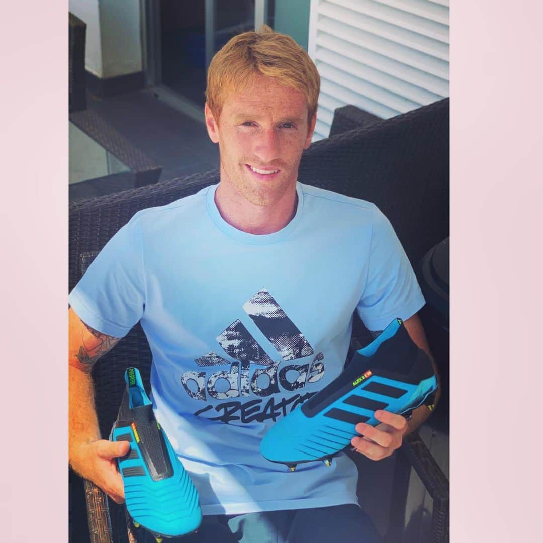 アレハンドロ・フェルナンデス・イグレシアスのインスタグラム：「🔵 DareToCreate ⚫️ #Adidas #Creator #Predator」