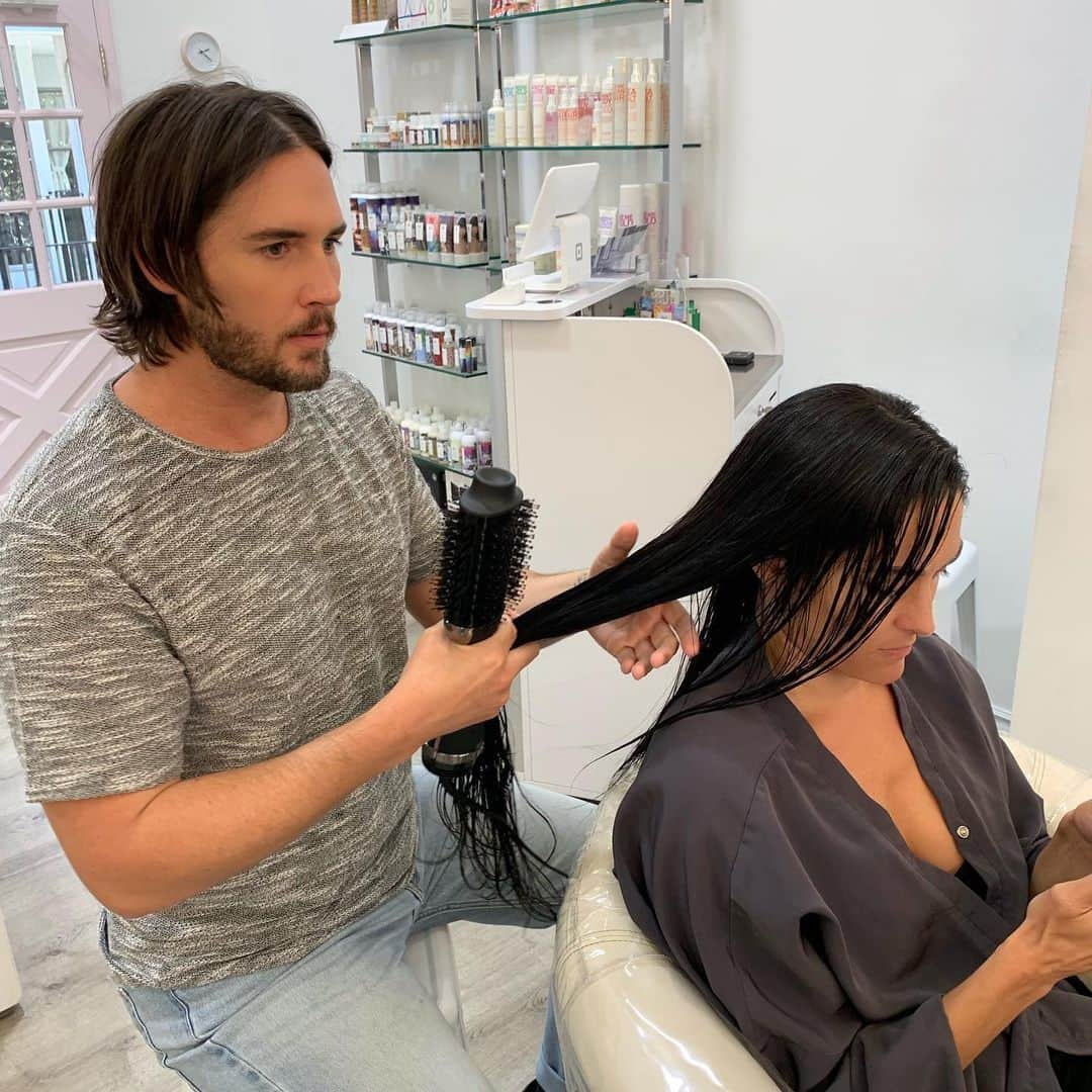 ポール・ノートンさんのインスタグラム写真 - (ポール・ノートンInstagram)「I love trying out new tools to make @thenikkibella hair silky smooth... thanks @hottoolspro for making such amazing tools for me to make my ladies look their best! #nikkibella #totalbellas #totaldivas #thebellatwins」8月6日 0時49分 - paulnortonhair