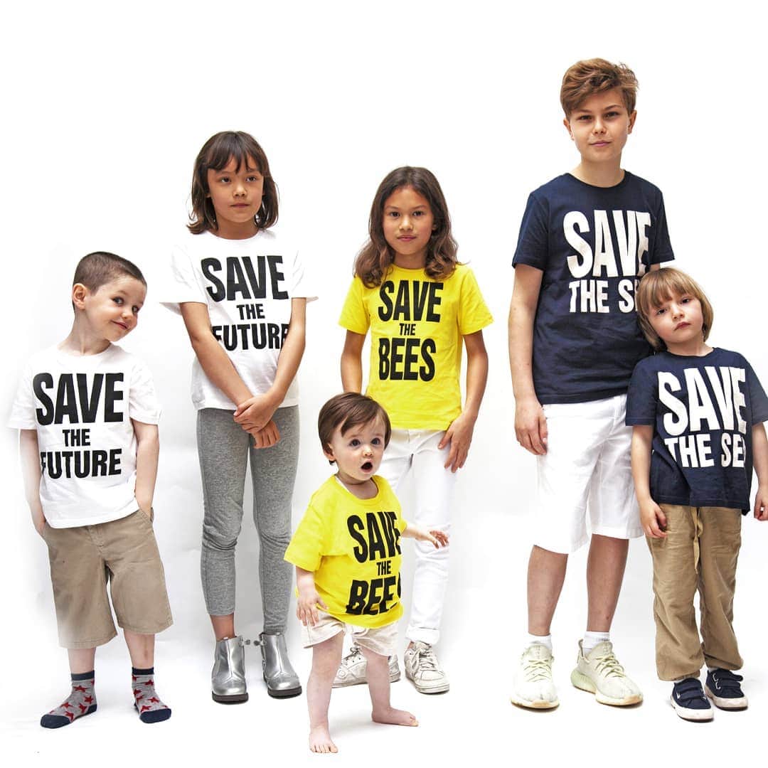 キャサリンハムネットのインスタグラム：「A limited edition of organic cotton children's tees now online - from previous collaborations with @ejfoundation and @pesticideactionnetworkuk who will receive a contribution for each sold - link in bio . . Photo by @williampine . . #activist #organiccotton #SAVETHEFUTURE #SAVETHEBEES #SAVETHESEA」