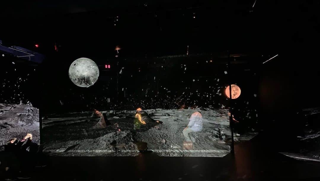 山川春奈さんのインスタグラム写真 - (山川春奈Instagram)「続・マンチェスターで見た展示シリーズ。ルー・リードの妻で音楽家としても有名な @laurieandersonofficial の #tothemoon はVRで月の上を探索出来る作品で、本当に味わった事が無い感じ、面白かった。  VRとグローブを装着して、月の上に浮いて動ける感覚が体験出来る！  音楽も神秘的で途中瞑想に近い様な精神に少しなるような... 皆にも体験して欲しいから日本にも来て欲しい🇯🇵 #laurieanderson #tothemoon」8月6日 0時52分 - anurah0511