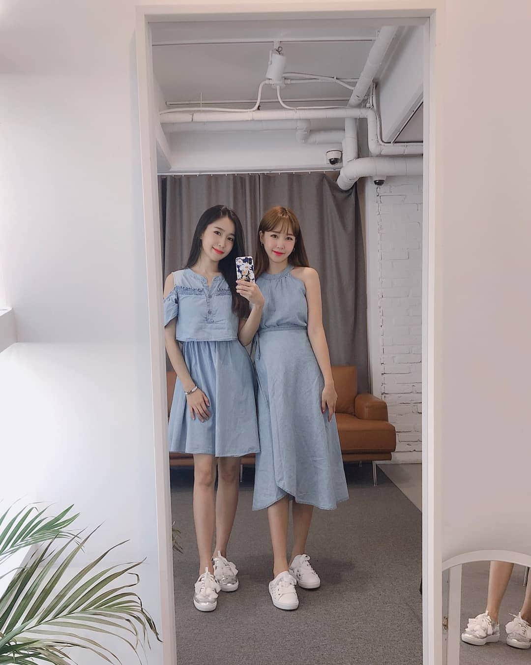 ウェイ のインスタグラム：「둘다 새신발신고 신남🤭🤭🤭 옷까지 트윈룩이 되어버렸네👭 She always copies me🤦‍♀️ I am the original period.  #더스티모브 @dustymauve_director #블로퍼 #최애신발 #너무편하고예쁘다💖  #나좀그만따라해 @minjinchoa #dustymauve #blopper #twinlook」