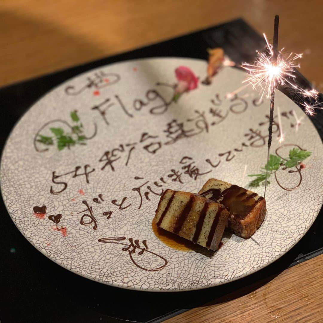 松本弥生さんのインスタグラム写真 - (松本弥生Instagram)「・ 久しぶりに 馬刺しともつ鍋が食べたくなって 町田に住んでた時によく通ったお店に！！ ・ 九州料理が好きだから、 いろんなもつ鍋屋にも行ったけど、 ここのもつ鍋は最高にうまい！ というか他のもつ鍋食べられない。 ここの獅子丸町田店か、 福岡のおおいし くらいでしかもつ鍋は食べません🤔 ・ ここは味噌味がおすすめ！ 〆はちゃんぽん麺！ ・ あと大好きな馬刺し😊 値段もすごく安いし、 馬刺しのクオリティも高いし、 どうして町田なの？って悔しくなるほど☺️ ・ 通いつめてた頃のスタッフさんもいて、ラストオーダーぎりぎりで入店したけど凄く笑顔で迎えてくれて、本当に良いお店です✨ ・ 最後にサプライズまで！！ 「54秒台速すぎる。」 メッセージのチョイス！笑 ・ また絶対行こう😊  #獅子丸町田  #もつ鍋 #サプライズ #54秒台速すぎる」8月6日 1時02分 - yayoi_matsumoto841