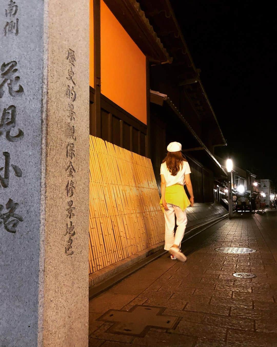 神田うのさんのインスタグラム写真 - (神田うのInstagram)「大好きな京都😘 娘が生まれてからずっと日帰りしていた京都。 約8年振りの京都祇園の夜でした🌉 #やっぱり大好きだな#京都#祇園#京都祇園#懐かしかった#京都の夜#大好きな#kyoto#お散歩#夜のお散歩#夜のお散歩デート#神田うの#unokanda」8月6日 1時03分 - unokandaofficial