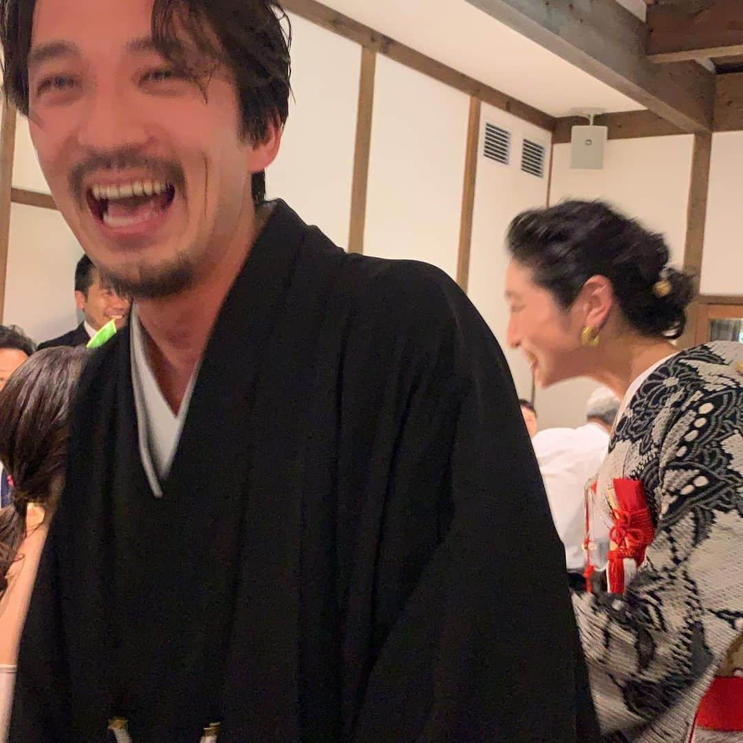 並木一樹さんのインスタグラム写真 - (並木一樹Instagram)「今日は友人の結婚式で鎌倉の萬屋本店へ㊗️✨ ・ とても素敵な式で二次会のおかもっちゃんのライブもめちゃくちゃカッコよかったー😆✨ ・ ハッピーでパワフルでハートフルな最高の1日でした🌿 ・ 川ちゃんおかもっちゃん、本当におめでとー！！末長くお幸せに😆✨ #萬屋本店#鎌倉#結婚式#結婚式コーデ #ジョジョ立ち#吉良吉影#ジョジョの奇妙な冒険」8月6日 0時56分 - casi_namiki