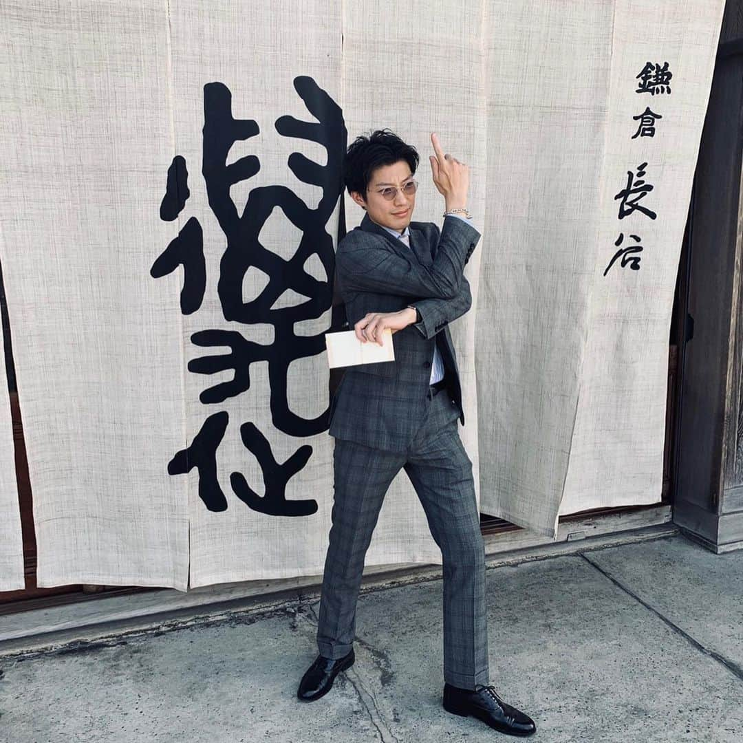 並木一樹さんのインスタグラム写真 - (並木一樹Instagram)「今日は友人の結婚式で鎌倉の萬屋本店へ㊗️✨ ・ とても素敵な式で二次会のおかもっちゃんのライブもめちゃくちゃカッコよかったー😆✨ ・ ハッピーでパワフルでハートフルな最高の1日でした🌿 ・ 川ちゃんおかもっちゃん、本当におめでとー！！末長くお幸せに😆✨ #萬屋本店#鎌倉#結婚式#結婚式コーデ #ジョジョ立ち#吉良吉影#ジョジョの奇妙な冒険」8月6日 0時56分 - casi_namiki