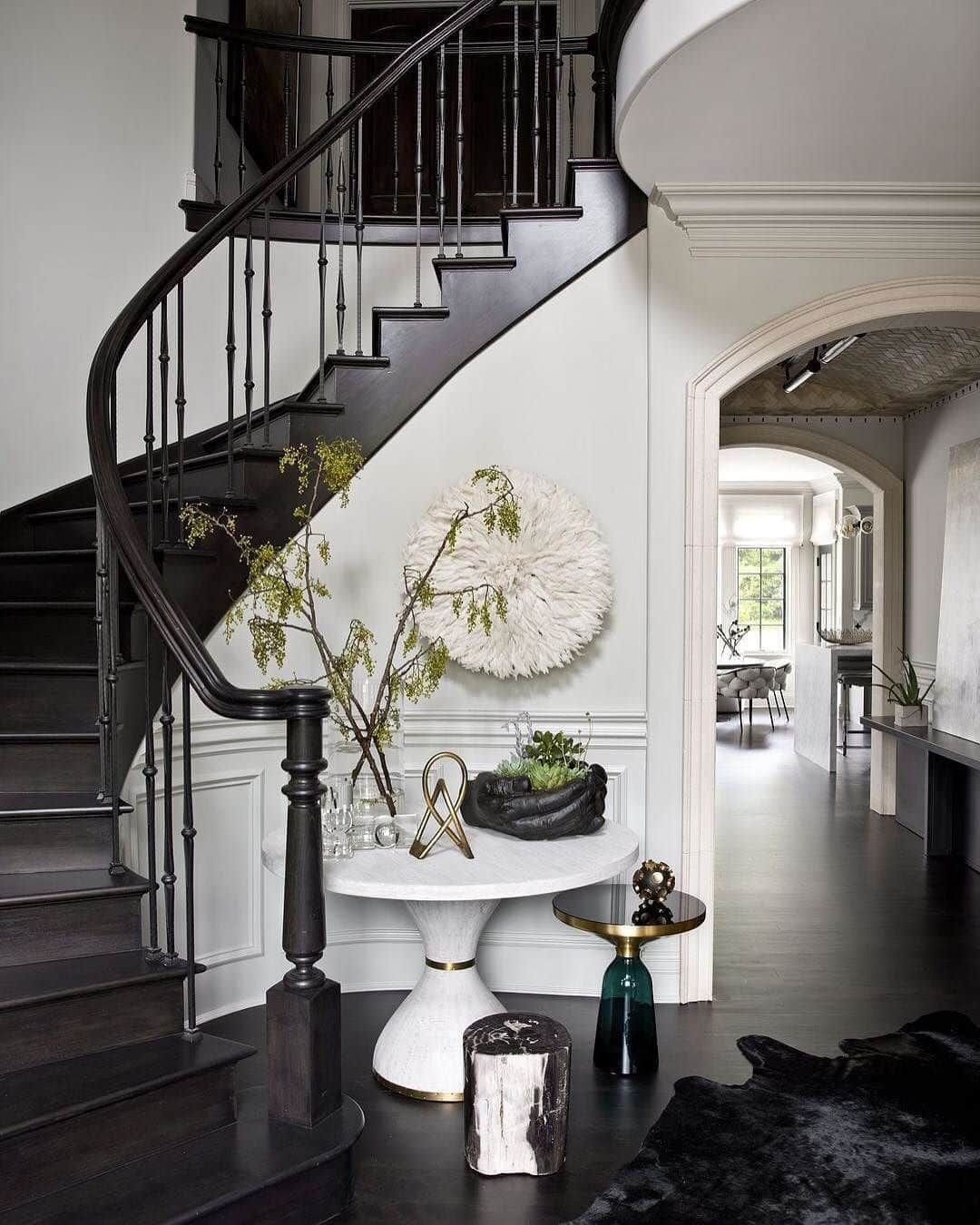 ELLE DECORさんのインスタグラム写真 - (ELLE DECORInstagram)「Black and white staircase goals. 🖤 📸: Design by @projectinteriors, photography by @cynthialynnkim, from the ED archive.」8月6日 1時00分 - elledecor