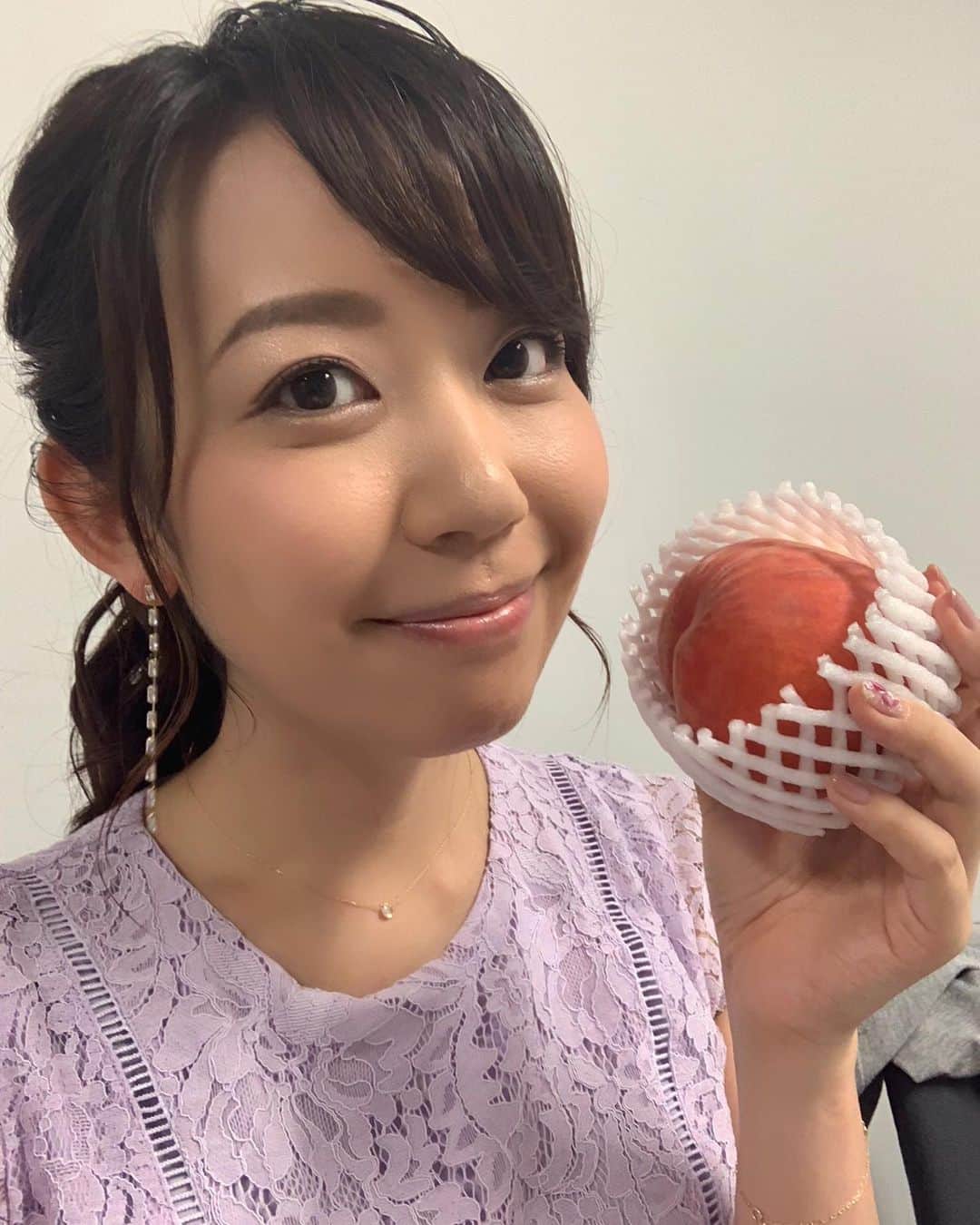 須黒清華のインスタグラム：「今週も始まりましたねー‼︎ 先日頂いたワッサー🍑食べてみました✨ 食感はちょっとシャキシャキしていて、中はジュワッと柔らか。 果汁は桃の甘みでした✨ 不思議な美味しさにハマりそうですっ‼︎ . さぁ今週も、頑張りましょう✨ #wbs 終わりのひと時 #ワールドビジネスサテライト #ワッサー #桃 ではありません。」