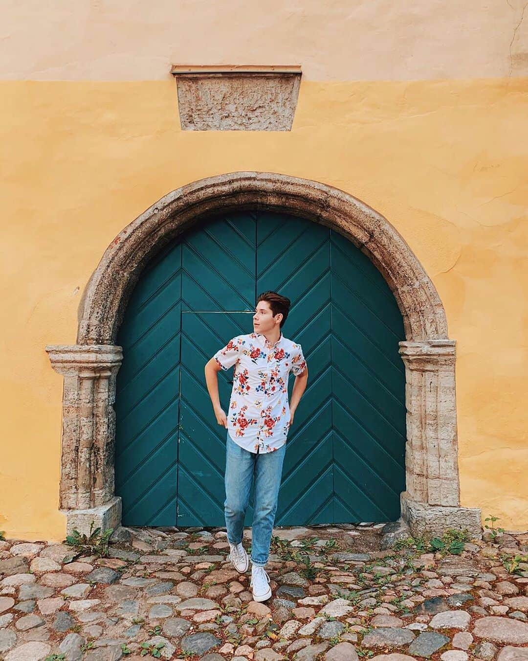 Hollister Co.さんのインスタグラム写真 - (Hollister Co.Instagram)「When one door closes, the whole world opens. 📷 : @marshallordish  #HollisterCollective」8月6日 1時11分 - hollister