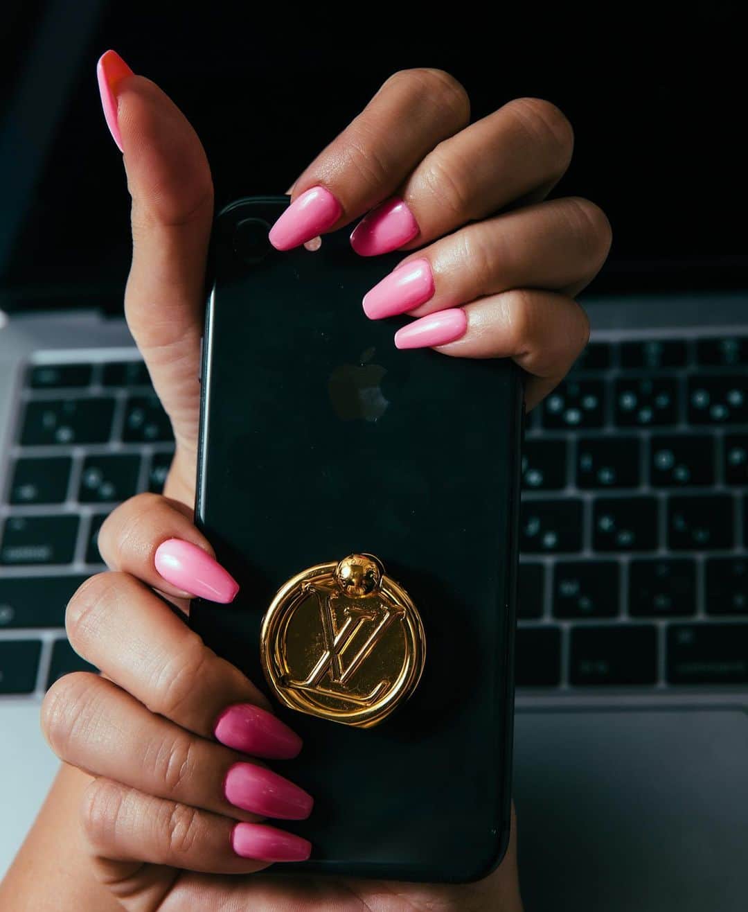 MARISさんのインスタグラム写真 - (MARISInstagram)「New Neon pink nails by @yuu_colorsnail @colorsnail.official 💕 My phone ring @louisvuitton ❤︎ New Mac @apple ❤︎ #mystyle  ネオンビビッドピンクのネイルにしたよ💓 カラーを混ぜて絶妙なピンクにしてもらいました！ 形は細めのスクエア💓  #louisvuitton #iphone #mac #macbookair #fashion #work #nails #neonpink #blackpink」8月6日 1時05分 - marristea