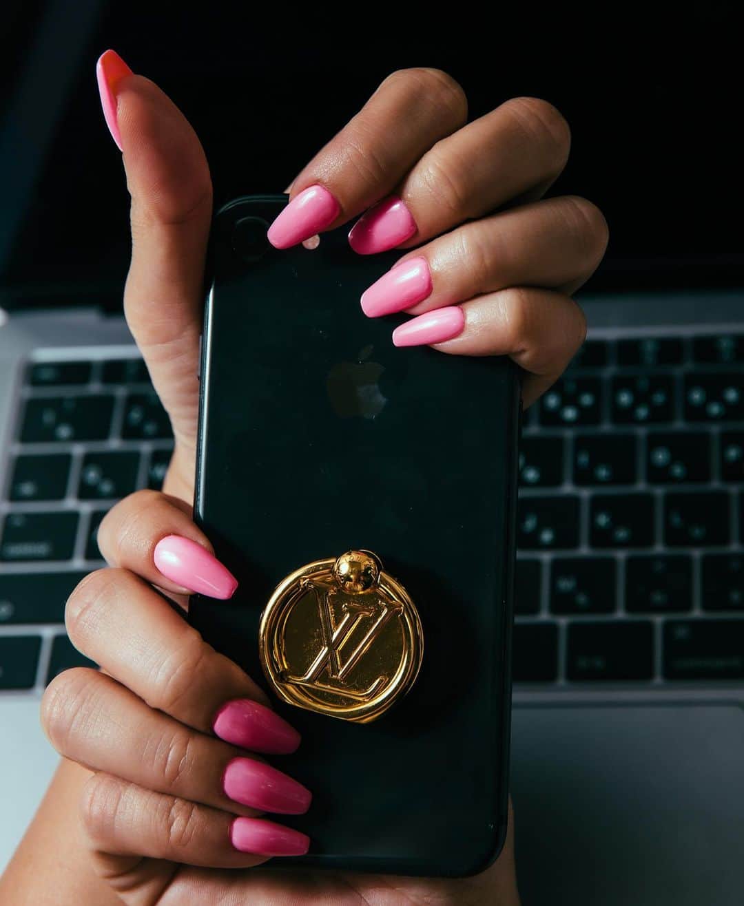MARISのインスタグラム：「New Neon pink nails by @yuu_colorsnail @colorsnail.official 💕 My phone ring @louisvuitton ❤︎ New Mac @apple ❤︎ #mystyle  ネオンビビッドピンクのネイルにしたよ💓 カラーを混ぜて絶妙なピンクにしてもらいました！ 形は細めのスクエア💓  #louisvuitton #iphone #mac #macbookair #fashion #work #nails #neonpink #blackpink」
