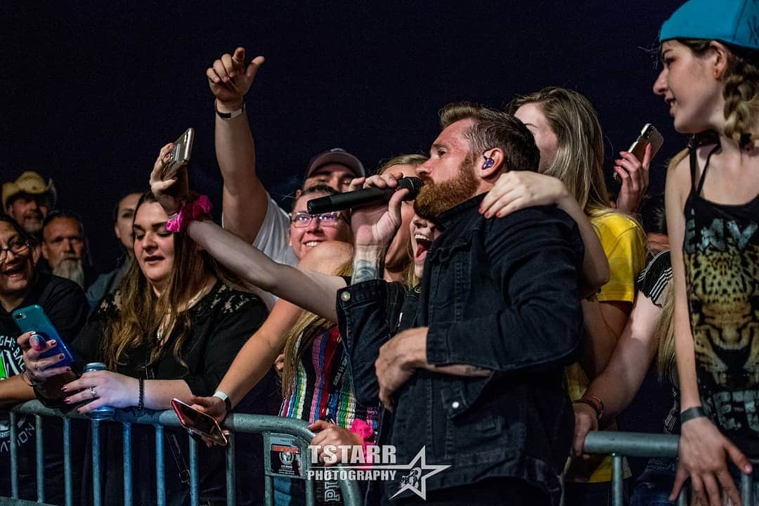 ヒンダーのインスタグラム：「Come hang out with us! Meet & greets are available.  Reserve your spot now at www.hindermusic.com #Lucky7Tour 📸: @TStarrPhoto」