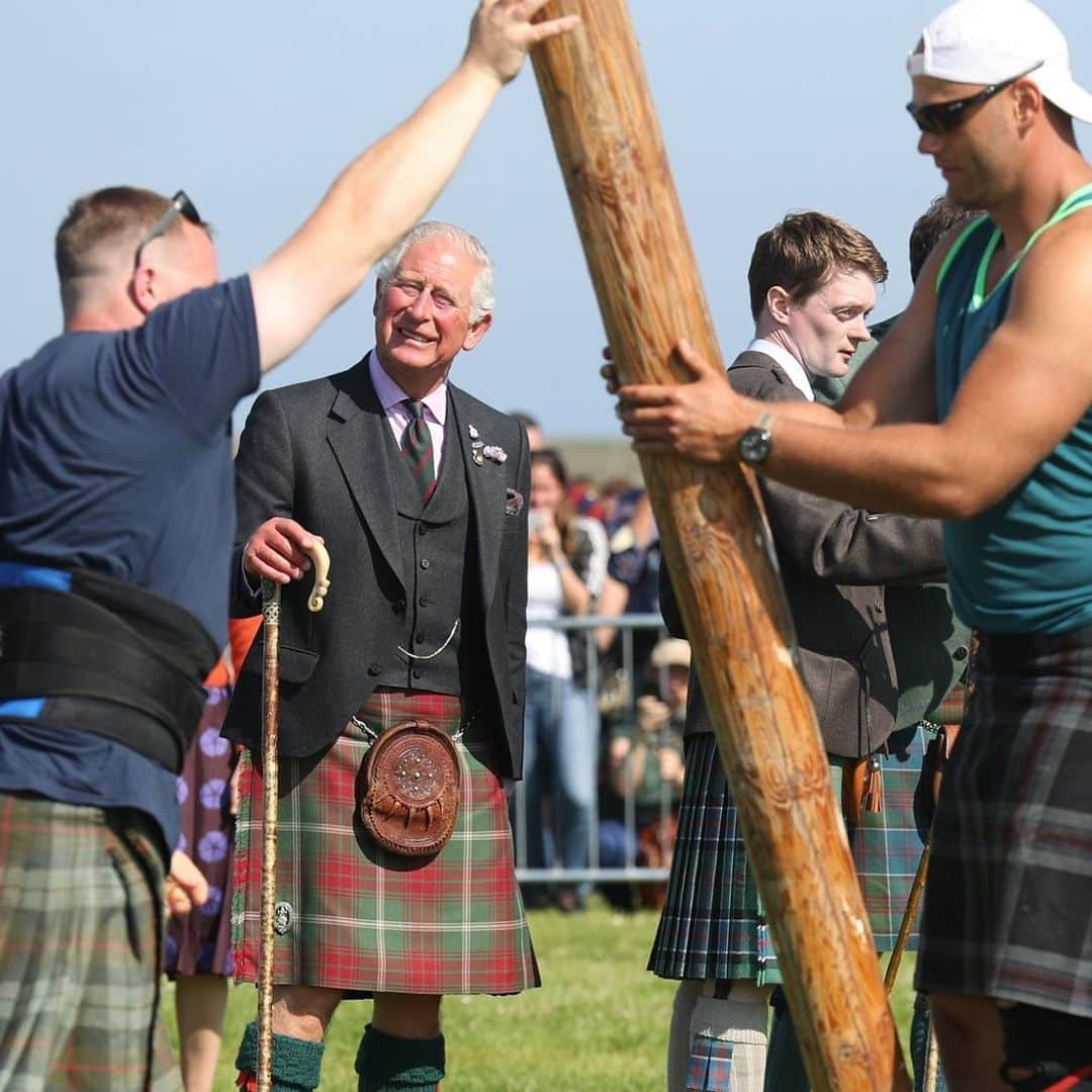 ロイヤル・ファミリーさんのインスタグラム写真 - (ロイヤル・ファミリーInstagram)「The Duke of Rothesay, as The Prince of Wales is known when in Scotland, attended the Mey Highland and Cultural Games at the weekend.  First held in the village of Mey for The Queen Mother’s 70th birthday, the Games celebrate the hospitality, culture and talents of the people of the North Highlands.  In the foreword for the programme, His Royal Highness said: “It was with the greatest of pride that I followed in the footsteps of my Grandmother, Queen Elizabeth The Queen Mother, as Chieftain in 2002, thus continuing the tradition she had started in the early 1970’s when these games began.” The Duke judged the final of the Tug of War competition, which was won by a team from Help for Heroes.  Congratulations to all those who took part in the event!」8月6日 1時07分 - theroyalfamily