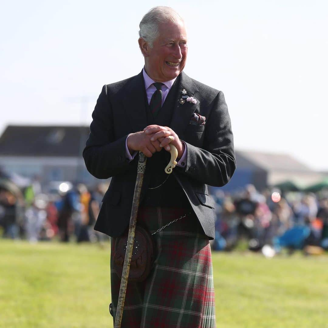 ロイヤル・ファミリーさんのインスタグラム写真 - (ロイヤル・ファミリーInstagram)「The Duke of Rothesay, as The Prince of Wales is known when in Scotland, attended the Mey Highland and Cultural Games at the weekend.  First held in the village of Mey for The Queen Mother’s 70th birthday, the Games celebrate the hospitality, culture and talents of the people of the North Highlands.  In the foreword for the programme, His Royal Highness said: “It was with the greatest of pride that I followed in the footsteps of my Grandmother, Queen Elizabeth The Queen Mother, as Chieftain in 2002, thus continuing the tradition she had started in the early 1970’s when these games began.” The Duke judged the final of the Tug of War competition, which was won by a team from Help for Heroes.  Congratulations to all those who took part in the event!」8月6日 1時07分 - theroyalfamily