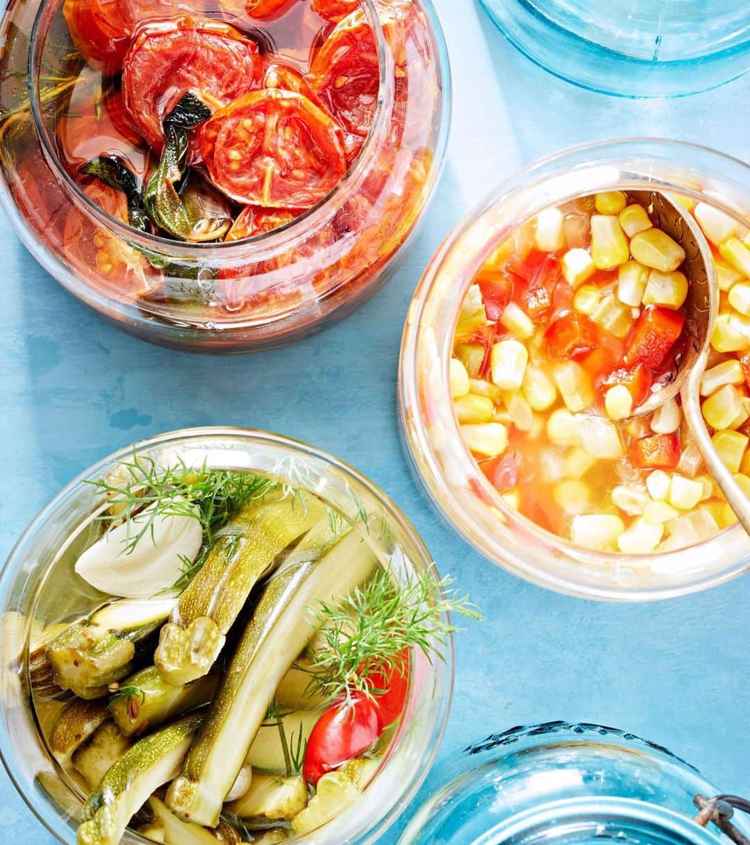 マーサ・スチュワートさんのインスタグラム写真 - (マーサ・スチュワートInstagram)「Oh what you can do with this bounty of summer's crops: tomatoes turn into tomato-and-herb conserve (serve them on pasta or crostini with goat cheese), zucchinis get pickled (put them on burgers, sandwiches, or enjoy one by itself!), and corn turns into a sweet relish, a southern condiment and dip (perfect for scooping up with blue corn chips). Grab these recipes and preserve the flavors of summer featured in our July/August issue at the link in bio. 👆🏼📷: @dana_gallagher | recipe + food styling by: @brooklyncooks | prop styling by: @suzie_myers」8月6日 1時09分 - marthastewart