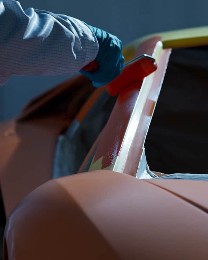 ランボルギーニのインスタグラム：「What happens when a 19-year-old pop artist named @skylergreystreetart is given free rein to express his creativity in the Lamborghini Paint Shop?  An Aventador S knows the answer…  #Lamborghini #AventadorS #LamborghiniPaintShop #CreatedToCreate」