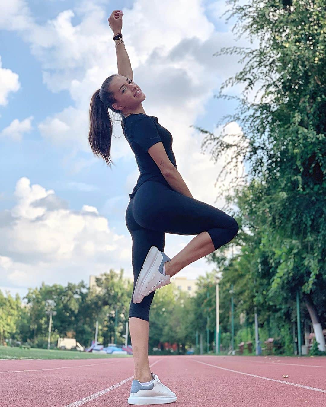 ラリサ・ヨルダケのインスタグラム：「Let it kill you. Let it give a new you. 💎」