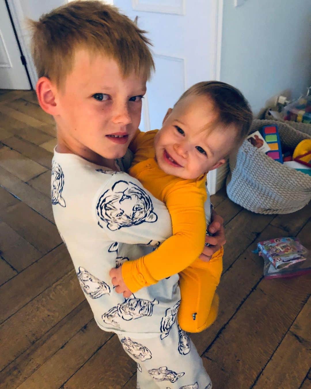 マシュー・カマのインスタグラム：「These two ❤️」
