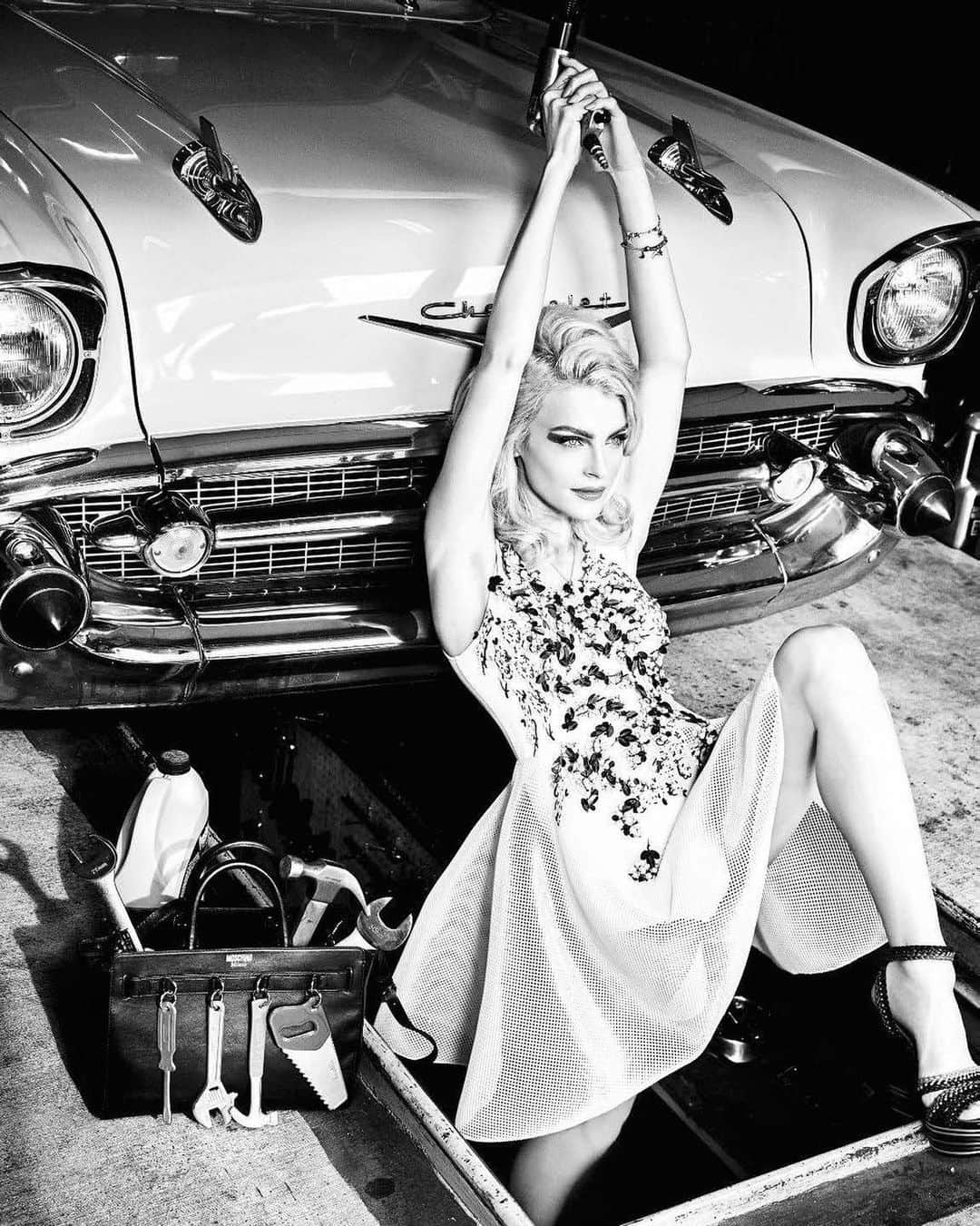 ジェシカ・スタムのインスタグラム：「Grease lightening ⚡️ @VogueItalia by @EllenVonUnwerth  @lisastoreymakeup @jrugg8 @ashlie_johnson @guiliomartinellivogue @carlhopgood」