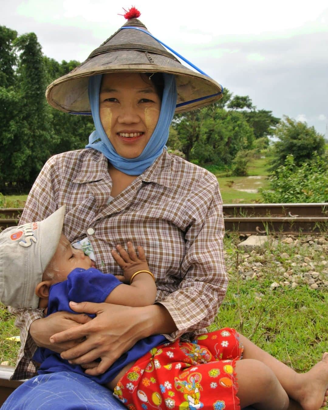 unicefさんのインスタグラム写真 - (unicefInstagram)「Zar is happy to have a break from work so she can feed her son in Myanmar.  Breastfeeding helps to build babies’ brains, providing benefits that last a lifetime. But it takes time. We're calling for paid maternity leave and breastfeeding breaks for all mothers. #EarlyMomentsMatter #WBW2019 © UNICEF/UN059885/Thame」8月6日 1時30分 - unicef