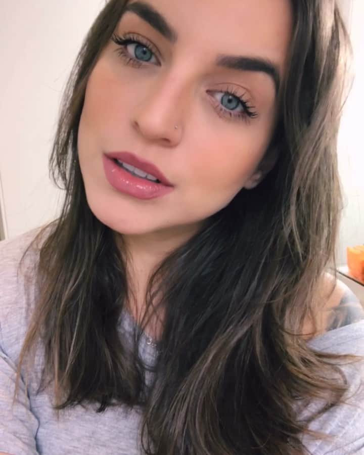のインスタグラム：「Testando algo novo aqui no feed 🤓 sem muito equipamento e produção, apenas a luz do dia, câmera do celular e um app de edição de video (que to aprendendo a mexer ainda 😅). O que acharam??? Gostaram do videozinnn? Nesse eu mostro o jeito que faço contorno labial pra deixar a boca mais preenchida💄💋 e com aspecto natural! O lápis que usei é de O Boticario, na cor: NUDE ROSADO! E um gloss da Kiko transparente pra dar um efeito de “maior”. 😘 Se vocês gostaram, me mandem aqui mais sugestões de videos assim 👻」