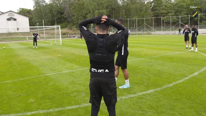 ナビル・バホウィのインスタグラム：「😂⚽️ @aik」