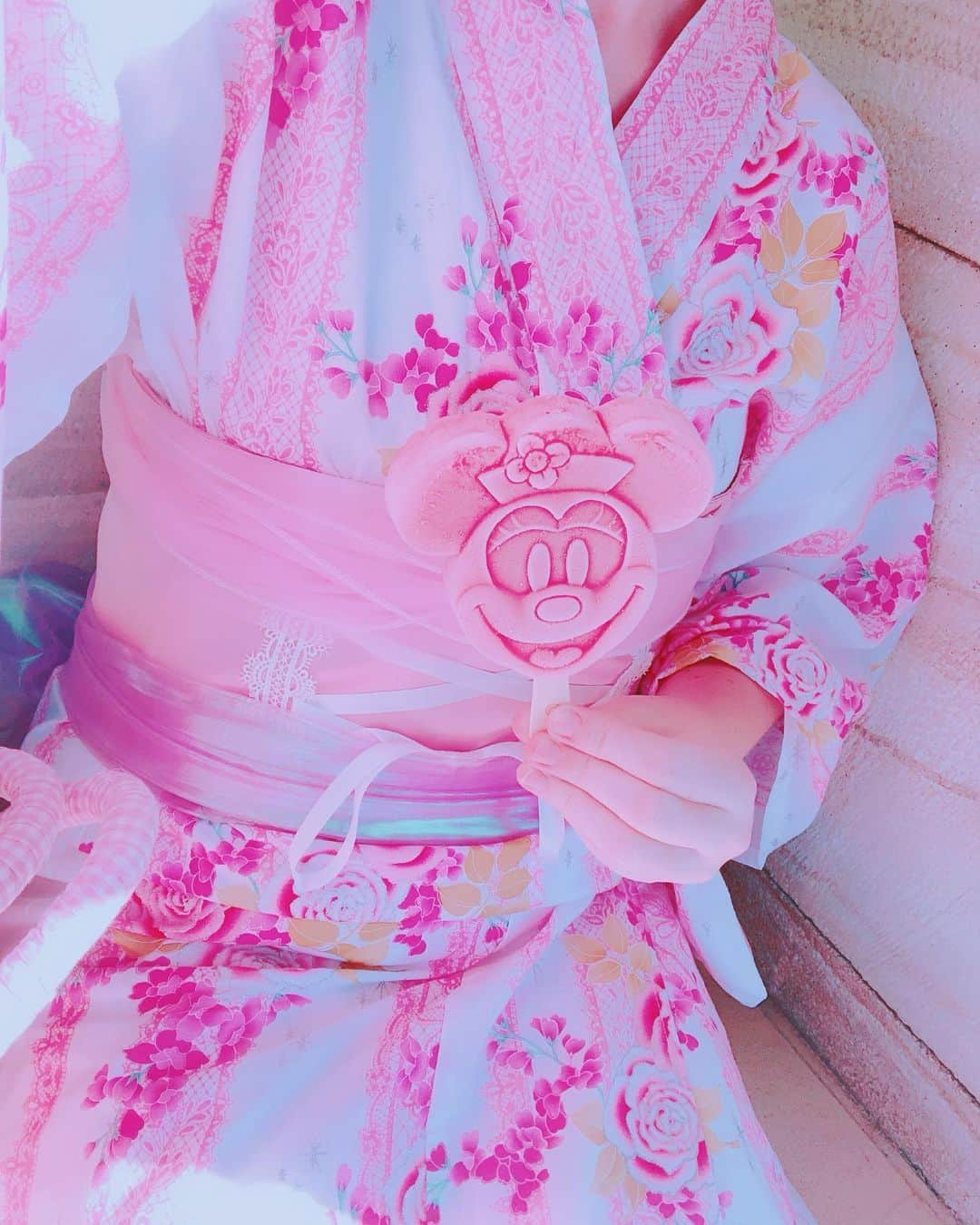 Elizabunnii エリザバニーさんのインスタグラム写真 - (Elizabunnii エリザバニーInstagram)「💖💗The Minnie ice bar is super yummy & super cute & matches my yukata~!💗💖 #minniemouse #yukata #pink #minnieicebar #disney #disneygram #disneyfoodie #disneyfood #yukata👘 #浴衣 #ディズニー #ミニー #ミニーアイスバー #ディズニーシー #浴衣帯アレンジ」8月6日 1時44分 - dollie.bunnie