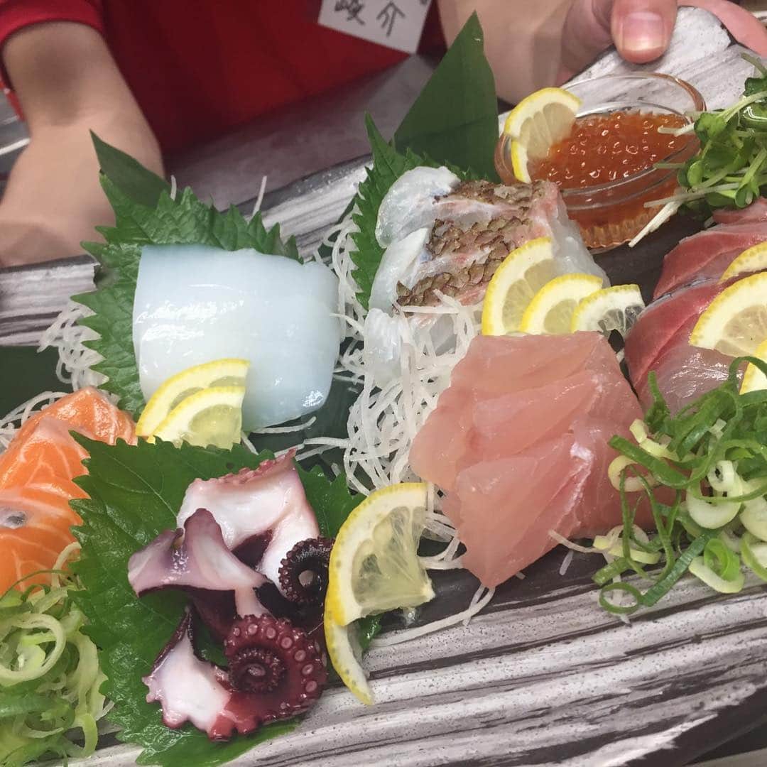 鶏魚 谷町のインスタグラム：「鶏魚です！しーちゃんです🎶 お造り七種盛りです*\(^o^)/* 豪華♡ #お造り七種盛り #豪華 #鶏魚 #大阪 #谷町四丁目 #駅近 #セルフ飲み放題 #地域最安値 #コース #座敷 #個室 #貝盛り放題 #ガンガン焼き #あさり #はまぐり #ホンビノス貝 #牡蠣 #さざえ #飲み会 #女将」