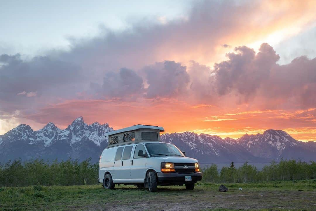 ジミー・チンさんのインスタグラム写真 - (ジミー・チンInstagram)「From climbing and ski trips to filming Free Solo, this van has been with me through it all. Stoked to announce my new collaboration with @Turo where it’s available to book for the next month. The van is waiting for someone in Jackson Hole, and I can't wait to see the adventures others take it on. Check it out in my bio link. #ad」8月6日 1時56分 - jimmychin