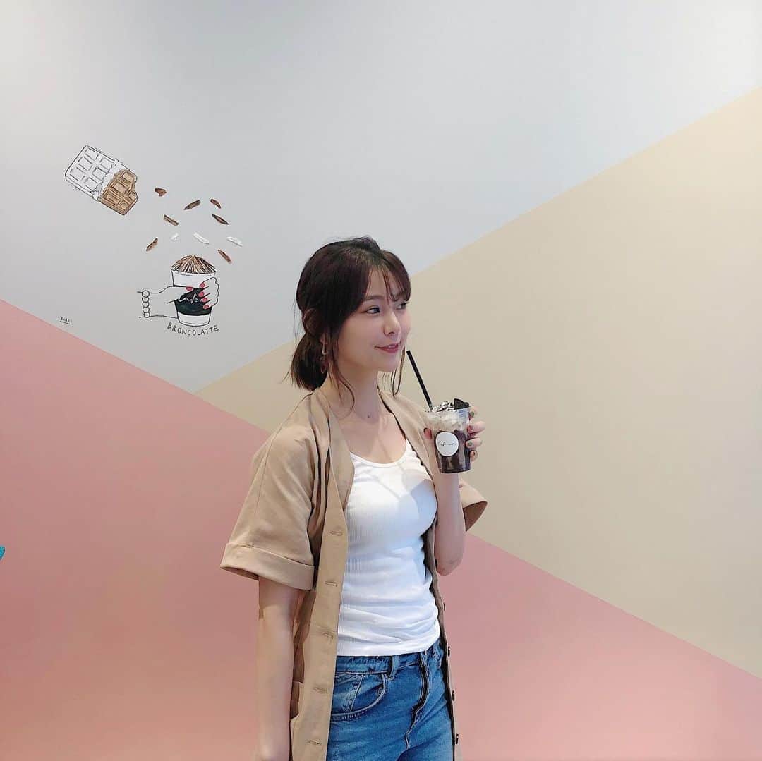林村ゆかりのインスタグラム：「Tik Tokと、BIGOLIVEのオフィス行った帰り🥤💕 今年いっぱいライブ配信は、ビゴライブで頑張ります💪みなさんビゴライブ来てください〜！毎日やってます！！ ビゴライブは今後音楽配信に力を入れていくようです。⠀ それぞれ個性の違う、ライバーさんに合うライブ配信を選ぶこともライバーエージェントの役割だと思っていて新米エージェントとしても日々動いております😌 ⠀ ⠀  cafe no. 原宿店は、インスタスポット❤︎たくさん切り取れるところあったよ。 ⠀ ⠀ #tiktok #ライバー#ライブ配信#BIGOLIVE#インスタスポット#インスタ映え#インスタ映えスポット巡り#selfie#自撮り#コーデ#コーディネート#シンプルコーデ#シンプル#cafeno #cafe#カフェナンバー#タピオカグラム#タピオカ」
